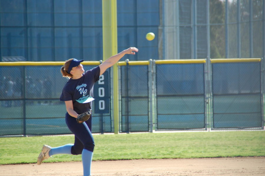 Senior+Natalie+Minteer+throws+the+ball+to+first+base.