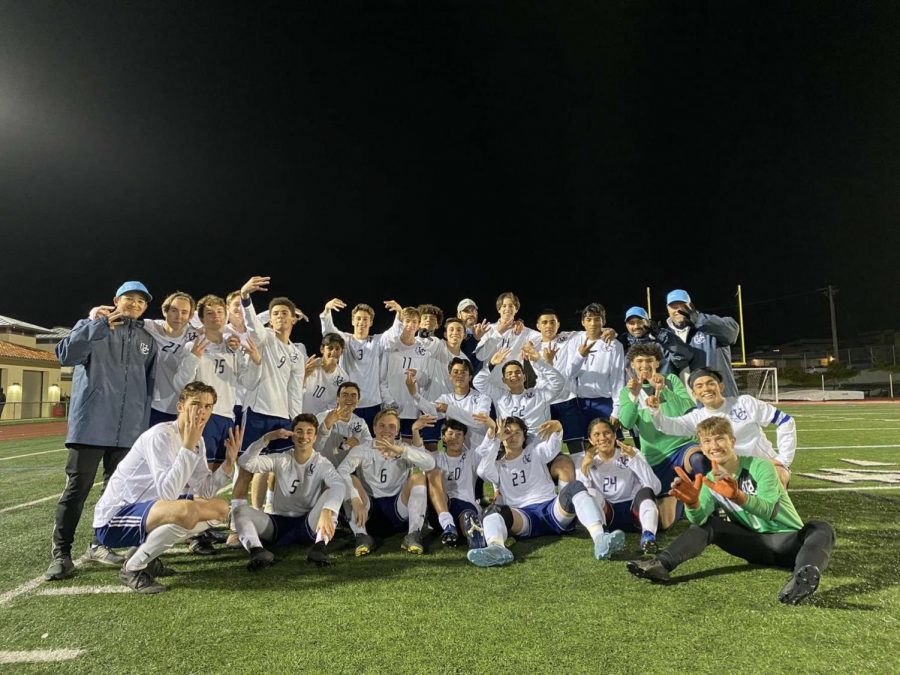 Last years Boys Soccer Team poses for a picture.