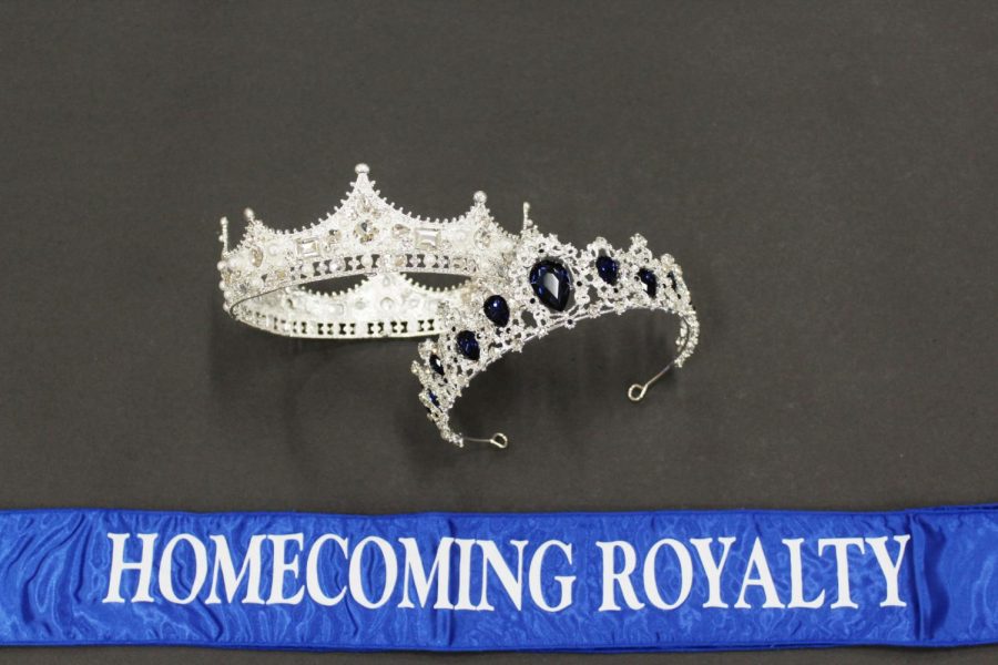 Crowns+for+the+King+and+Queen+on+the+Homecoming+court.