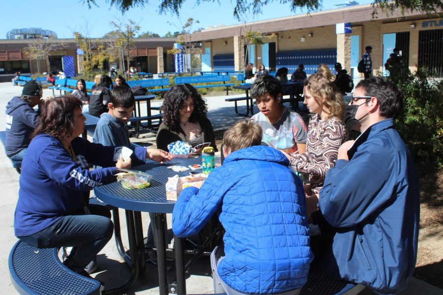 PIF Lissa Bordieri, Junior Kaden Jenkins, Junior Sevilla Tovar, Senior Sebastian Baluyot, Junior Allison Tur- ley, PIF Ben Medina, and Junior Oskar Franiak-Pietryga (left to right, clockwise) sharing a meal together.