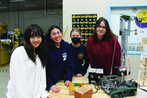Senior Eileen Kim, Junior Sophia Klapperich, Senior Tatiana
Dorrestein, and Senior Nada Majeed hard at work in the
engineering lab.
